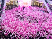 В торговом центре "Ривьера" сбросили 55 тысяч воздушных шаров